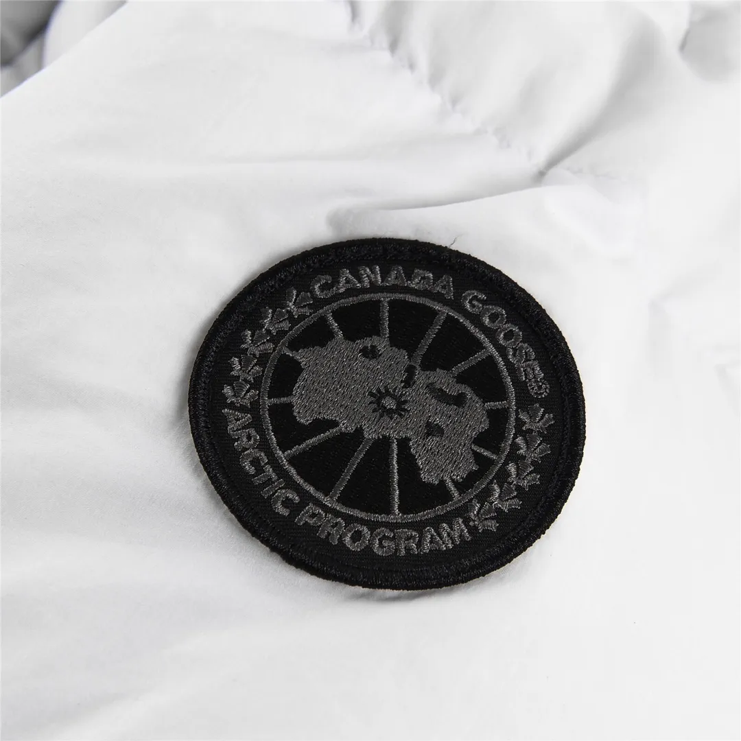 P780 CANADA GOOSE/Canada Goose Junction/3M Reflective Black Label Parker/2602LB Ouyang Nana's same Junction Parker is made of CORDURA@'s super-soft EnduraLuxe fabric, which enhances the durability of easy-to-wear parts, making it lightweight and durable. 360-degree reflective strips on the collar improve visibility in low-light environments. Features a removable hood for easy transition into warmer weather. Removable premium insulated hood can be adjusted both ways Color: Black White Sizes: XS-XXL